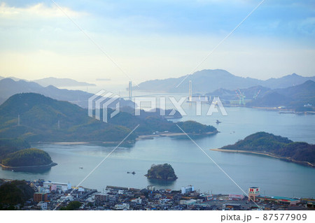 青陰城跡から見た因島市街と瀬戸内海の島々1　広島県尾道市因島 87577909