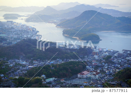 青陰城跡から見た因島市街と瀬戸内海の島々3 広島県尾道市因島 青陰城跡から見た因島市街と瀬戸内海の島々3 広島県尾道市因島 87577911