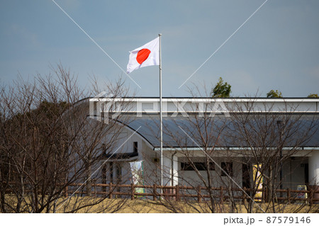 綾瀬スポーツ公園の仲良しプラザではためく日の丸国旗 綾瀬スポーツ公園の仲良しプラザではためく日の丸国旗 87579146