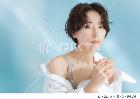 ショートヘアの女性 87579424
