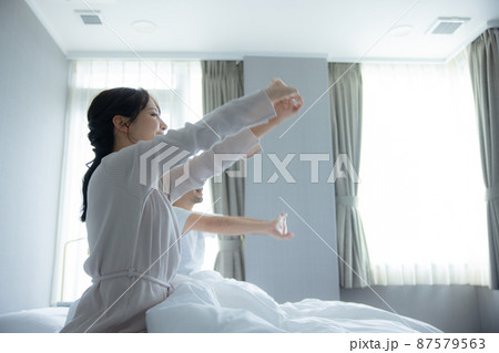 寝室 カップル 起床 寝室 カップル 起床 87579563