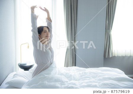 寝室　女性　起床 87579619