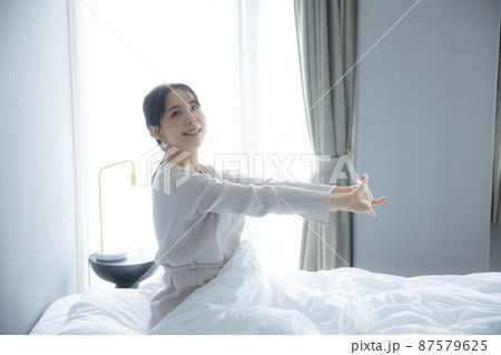 寝室　女性　起床 87579625