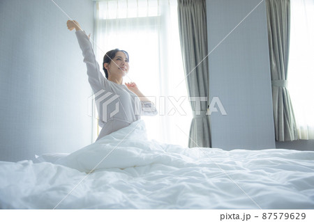 寝室 女性 起床 寝室 女性 起床 87579629