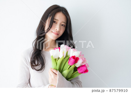 チューリップを持つ女性 チューリップを持つ女性 87579910