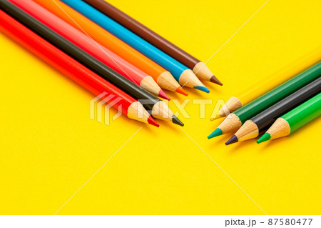 色とりどりの色鉛筆 87580477