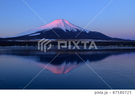 (山梨県)早朝の逆さ紅富士・山中湖 (山梨県)早朝の逆さ紅富士・山中湖 87580725