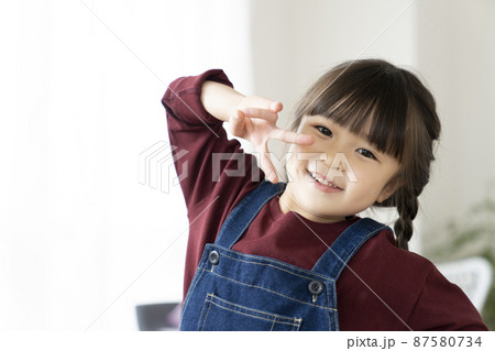 笑顔の6歳のの女の子 87580734