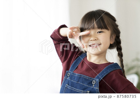 笑顔の6歳のの女の子 87580735