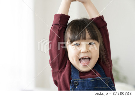 笑顔の小学1年生の女の子 笑顔の小学1年生の女の子 87580738