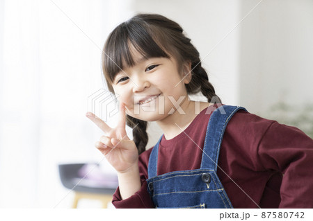 笑顔の6歳のの女の子 87580742