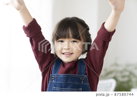 笑顔の小学1年生の女の子 87580744