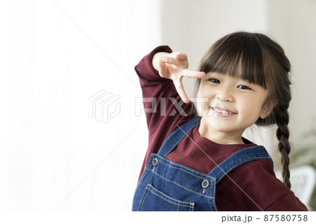 笑顔の6歳のの女の子 87580758