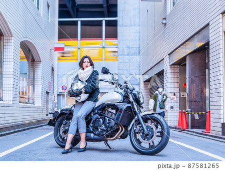 バイク通勤をするビジネスウーマン　渋谷 87581265