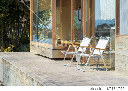 かわいい椅子のあるテラス席 87581765