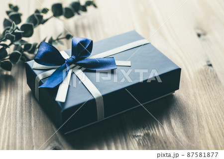 ギフトボックス 男性へのプレゼント写真素材 ギフトボックス 男性へのプレゼント写真素材 87581877