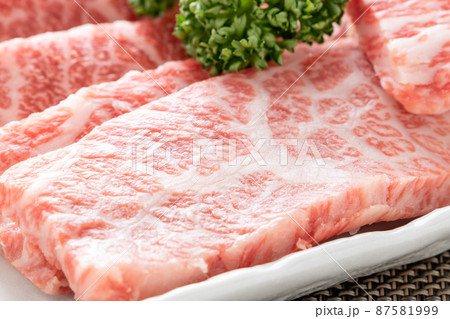 焼肉用牛肉「三角バラ」(カルビの中で上級といわれる希少部位)のアップ。 87581999