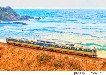 【島根県】ゆうひパーク三隅から見えるJR山陰本線 87582046