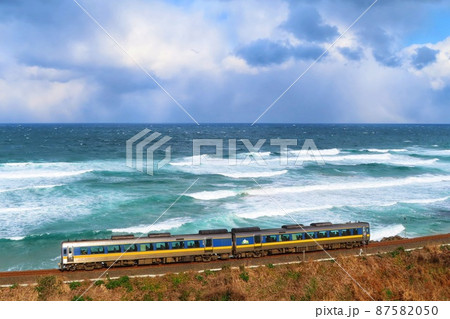 【島根県】ゆうひパーク三隅から見えるJR山陰本線 87582050