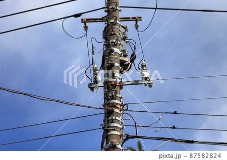 電線と電信柱 87582824