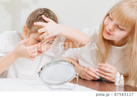 ophthalmologist explains to girl how to use night treatment contact lenses ophthalmologist explains to girl how to use night treatment contact lenses 87583117