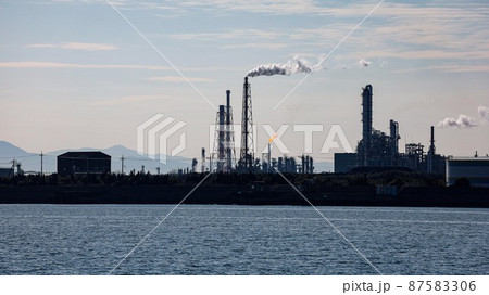 山口県宇部市のフレアスタックがある工場夕景 山口県宇部市のフレアスタックがある工場夕景 87583306