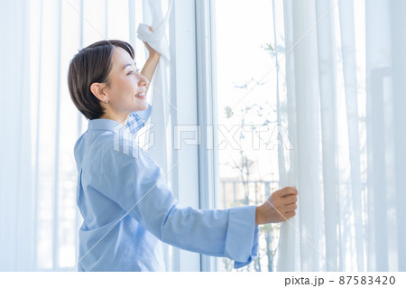 換気 朝 女性 カーテン 換気 朝 女性 カーテン 87583420