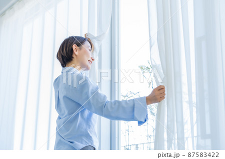 換気 朝 女性 カーテン 換気 朝 女性 カーテン 87583422