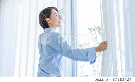 換気　朝　女性　カーテン 87583424