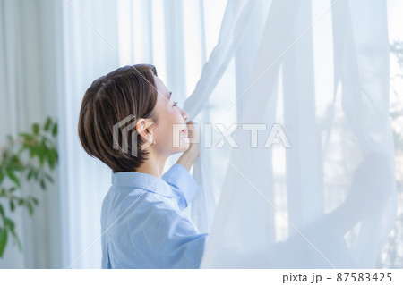 換気 朝 女性 カーテン 換気 朝 女性 カーテン 87583425