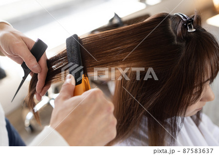 美容院でヘアセットしてもらう女性 87583637