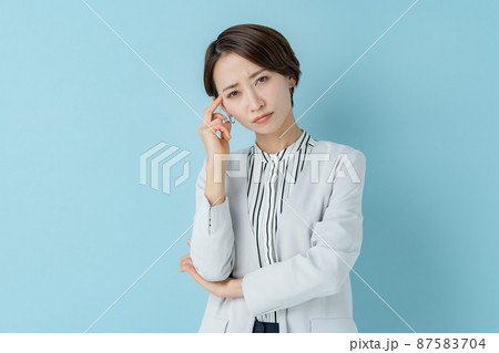 ビジネス　悩み　体調不良　女性 87583704