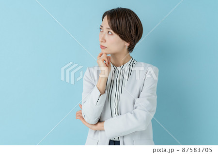 ビジネス　悩み　体調不良　女性 87583705