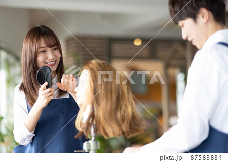 パーマの練習をする二人 パーマの練習をする二人 87583834