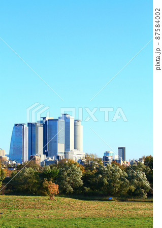 名古屋市、庄内川河川敷から見た名古屋駅前超高層ビル群の風景 87584002