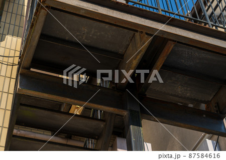 旧耐震基準の分譲マンション　非常階段 87584616