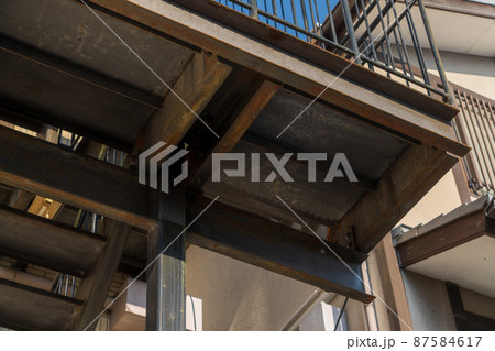 旧耐震基準の分譲マンション 非常階段 旧耐震基準の分譲マンション 非常階段 87584617