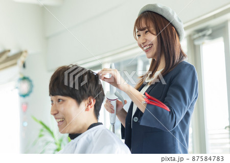 働く可愛いスタイリストさん 87584783