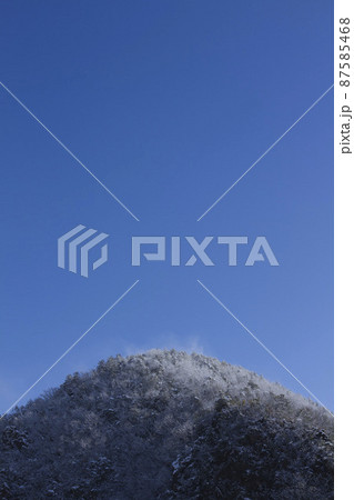 大晦日朝 雪化粧した岐阜百々ヶ峰と青空 大晦日朝 雪化粧した岐阜百々ヶ峰と青空 87585468