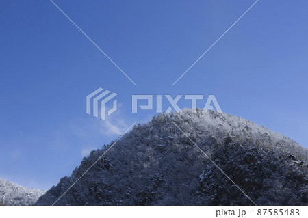 大晦日朝 雪化粧した岐阜百々ヶ峰の風花と青空 大晦日朝 雪化粧した岐阜百々ヶ峰の風花と青空 87585483