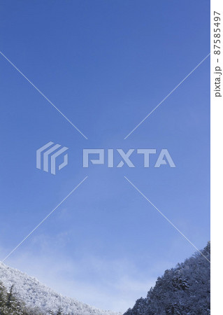 大晦日朝　雪化粧した岐阜百々ヶ峰と青空 87585497