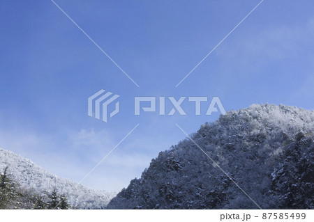 大晦日朝　雪化粧した岐阜百々ヶ峰と青空 87585499