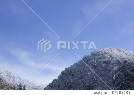 大晦日朝 雪化粧した岐阜百々ヶ峰と青空 大晦日朝 雪化粧した岐阜百々ヶ峰と青空 87585503