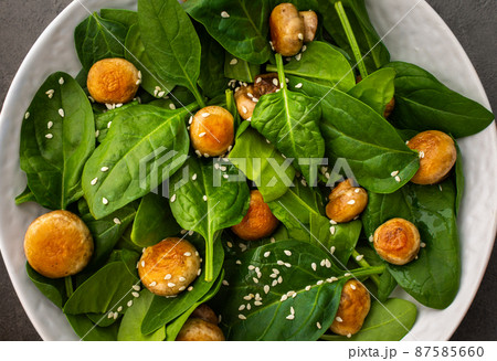 Salad with spinach and fried champignon 87585660