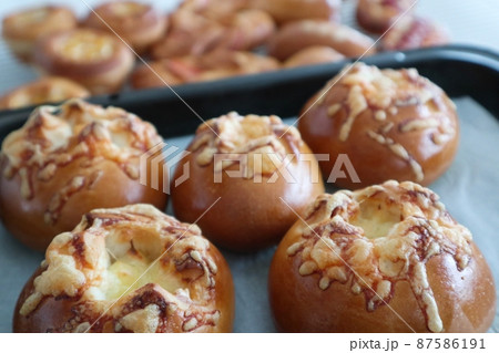 チーズパン焼き立てです 87586191