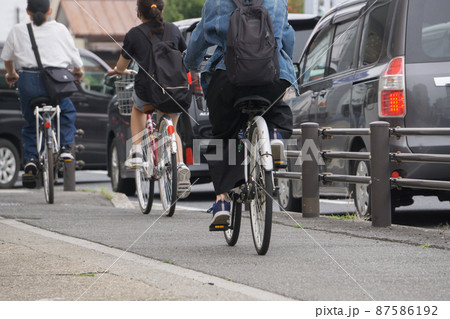 歩道の自転車	 87586192