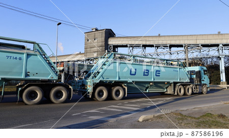 山口県宇部市の宇部興産専用道路で見る宇部興産専用車両「ダブルストレーラー」 山口県宇部市の宇部興産専用道路で見る宇部興産専用車両「ダブルストレーラー」 87586196