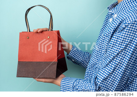 プレゼントを渡す男の子 87586294