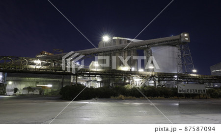 山口県宇部市の宇部興産専用道路から見た工場夜景、石灰石荷卸設備 山口県宇部市の宇部興産専用道路から見た工場夜景、石灰石荷卸設備 87587094