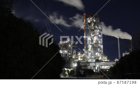 山口県宇部市の宇部興産専用道路入り口付近から見た工場夜景 山口県宇部市の宇部興産専用道路入り口付近から見た工場夜景 87587198